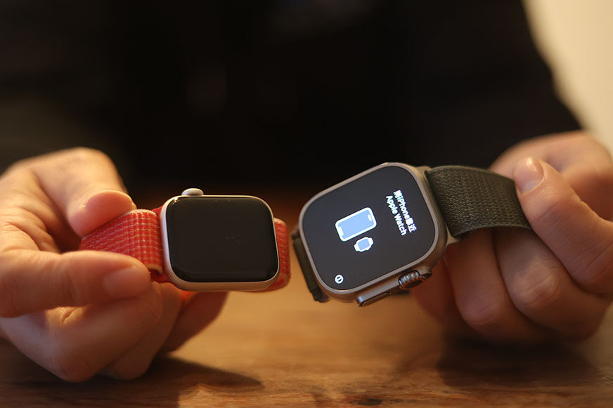 Apple Watch Ultra рядом с Apple Watch SE.